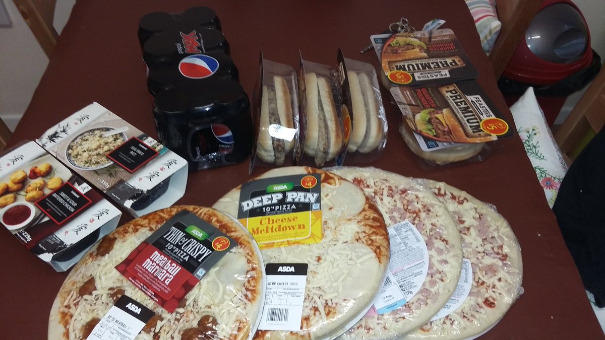 Loxtail's tweet photo. The one man shop. Everything a guy needs to survive the week while the missus is away. https://t.co/So1wtREAHR