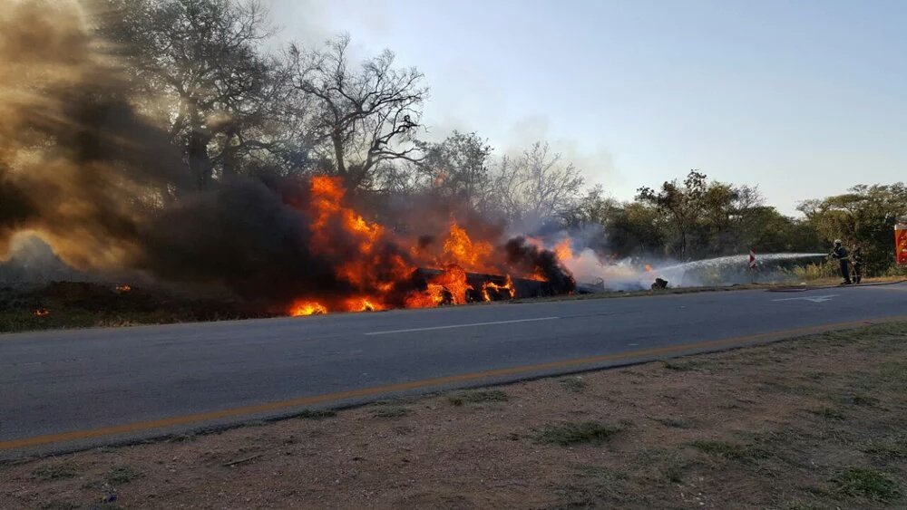 Limpopo..Letsitele iyo lengozi edlule nomphefumulo wengane <a href="/ayandamsweli46/">Ayanda Msweli</a> <a href="/NVMcKenzie/">Nongcebo V. McKenzie</a> <a href="/ShoeshoeQhu/">Shoeshoe Qhu 📻</a> #Qapheqolo!