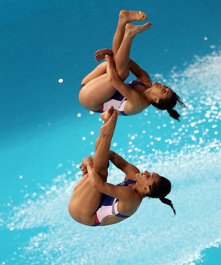 BuzzFeed's tweet image. when you and your best friend are always on the same wavelength