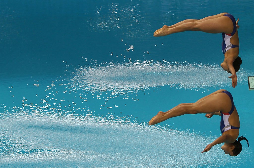 BuzzFeed's tweet image. when you and your best friend are always on the same wavelength