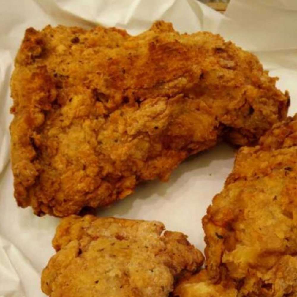 ShieldEmily's tweet image. Now that's a big chicken @KFC @getstealz