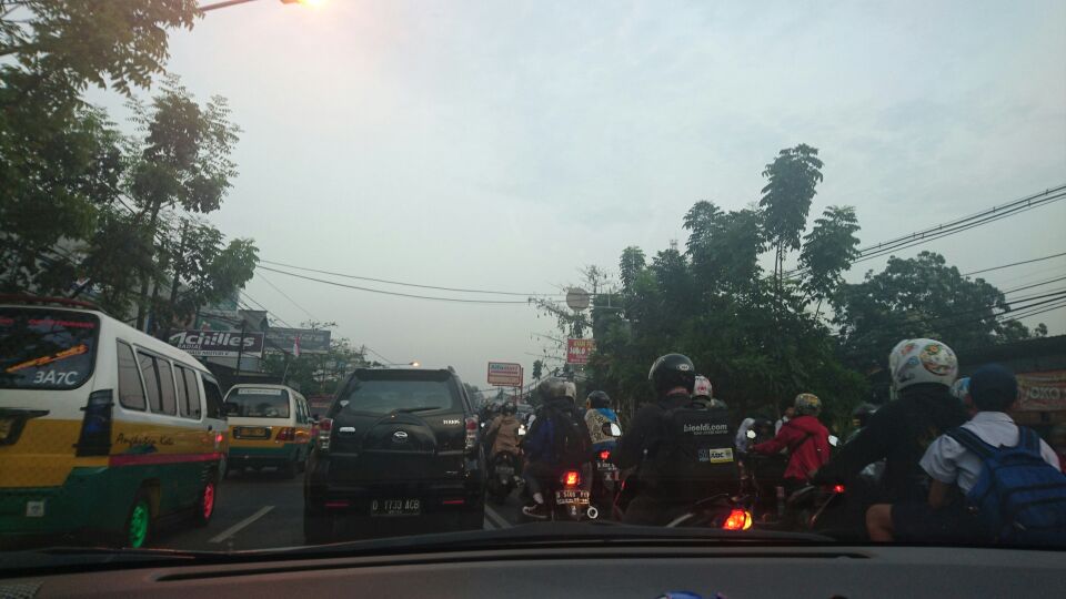 ammymiwmiw's tweet photo. Trs aj ke kanan,klo arah berlawanan ksg kyanya full sama motor, tertib atuh da sami abdi oge bade ngantor @PRFMnews https://t.co/UnXzVDKY7M