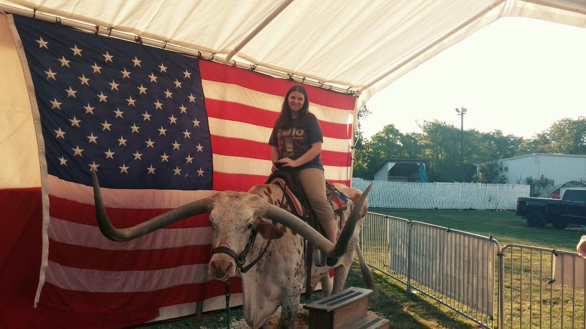 esp4him's tweet image. Got to get a picture with Sacho at the county fair!! 🐮