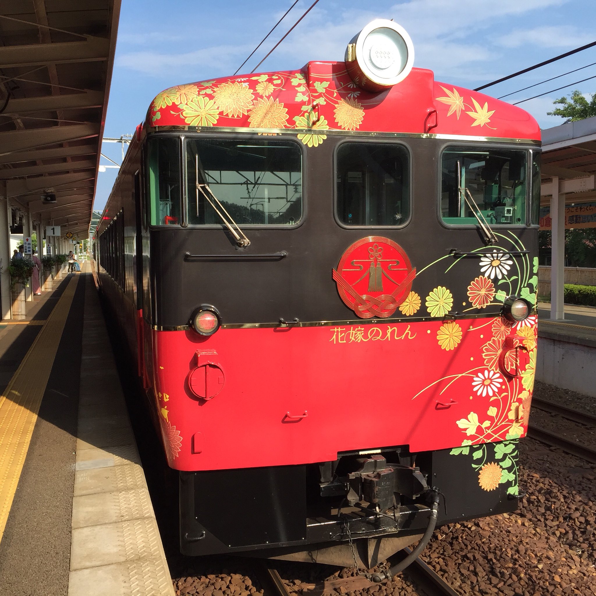 鉄道旅行資料館 花嫁のれん 列車 七尾線の観光特急列車 15年10月にデビューし 好評運転中 おもに休日に金沢ー和倉温泉の区間で運転している 車内は金沢金箔を施してる他 輪島塗や珠洲焼などの伝統工芸品が展示されている T Co