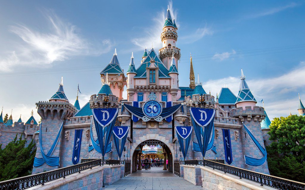 hectorsolis02's tweet photo. Disneyland https://t.co/sjOzI5zIEq https://t.co/gmKPxkkObQ