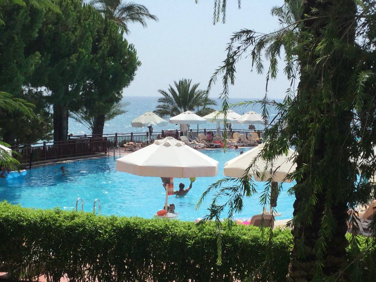 FrankyV_Acker's tweet photo. Goede vakantie als moeilijkste keuze is : "nemen we het zwembad, of de zee ?" 😎🇹🇷🌞
Side/Antalya, #SentidoPerissia https://t.co/KbNf2NtVGC