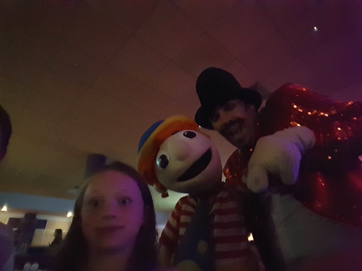 BwaterSimon's tweet photo. @haven @FunStarsGoLive Fantastic show today #hopton #selfietheclown #seasidecirque best ringmaster I've seen 😂 https://t.co/E3ZCC7cVao