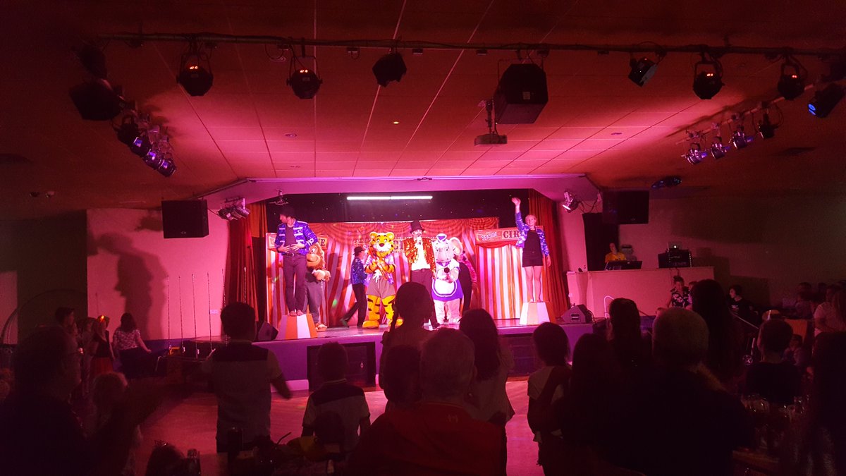 BwaterSimon's tweet photo. @haven @FunStarsGoLive Fantastic show today #hopton #selfietheclown #seasidecirque best ringmaster I've seen 😂 https://t.co/E3ZCC7cVao