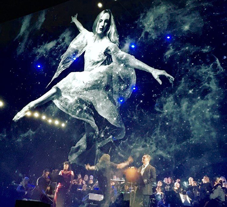 pajaritaLQ's tweet photo. So exciting 2 see my work shown in front of 5000 peeps this wknd. GORGEOUS piece #MuArtist #hubblecantata #grateful https://t.co/kjsswcegl0