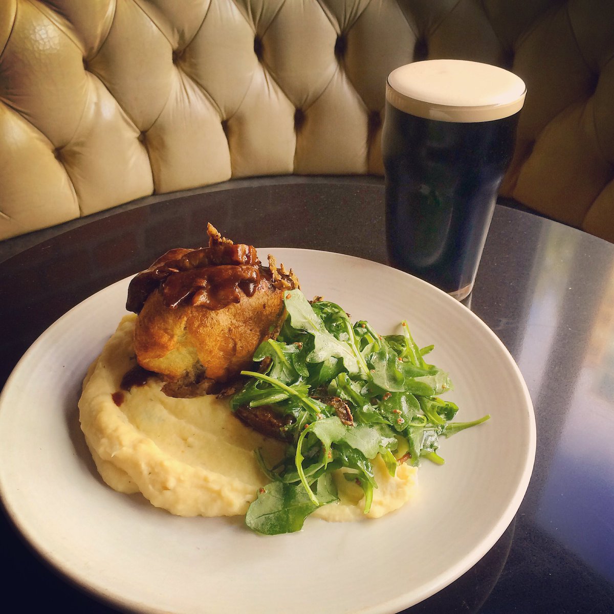 NewOxfordVan's tweet photo. Lunch feature. Prime rib stuffed yorkie w/a garlic mash and dressed arugula for $17.
#SAPLunch #Yaletown #Vancouver https://t.co/9xU58JNnGW