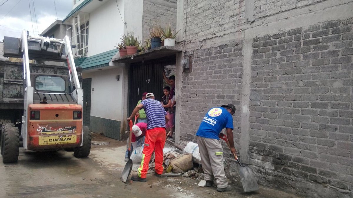 IztConRostroM's tweet photo. Retiro de cascajo varios puntos del Dtto. XXXI, Col. La Planta, Uscovi, Molino, U.H. Piraña 12. @KarenQuirogaA https://t.co/KabVdESpd8