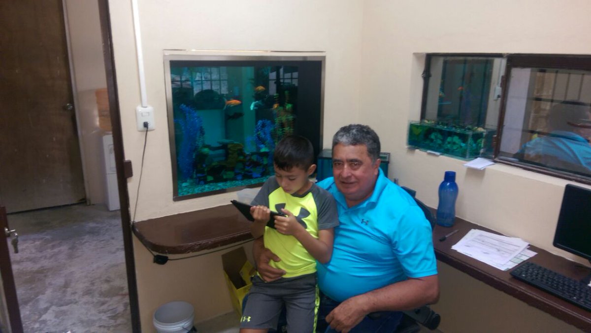 GMendicutiMX's tweet photo. Manuel con papá trabajando en la bloquera y disfrutando la pecera de José https://t.co/YWEg1NSDoH