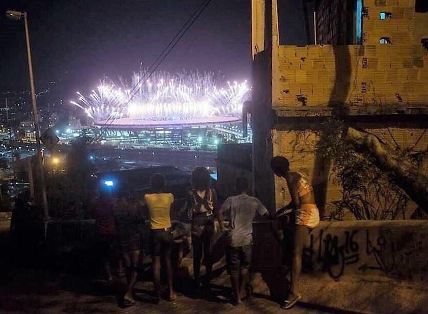 MotivacionesF's tweet photo. Desde la favelas, la inauguración de los Juegos Olimpicos, las dos caras de la vida. https://t.co/qyLqg9D0l6
