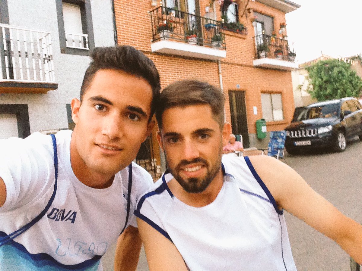 3JavierPerez's tweet photo. Retomando Twitter con el Gran @Cesitar_Sanchez... Donde quedarán aquellas fotitos de ensueño 😂😂 #MonitoresRutaenBici https://t.co/efegkpgb2U