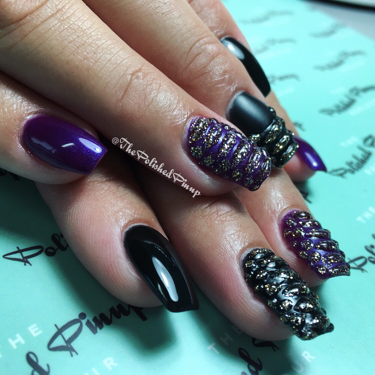 yourpolishedaes's tweet photo. 3D snake print nails using @LightEleganceHQ Sexy Lexy and Black Gold! #snakenails https://t.co/POyIdvCvnY
