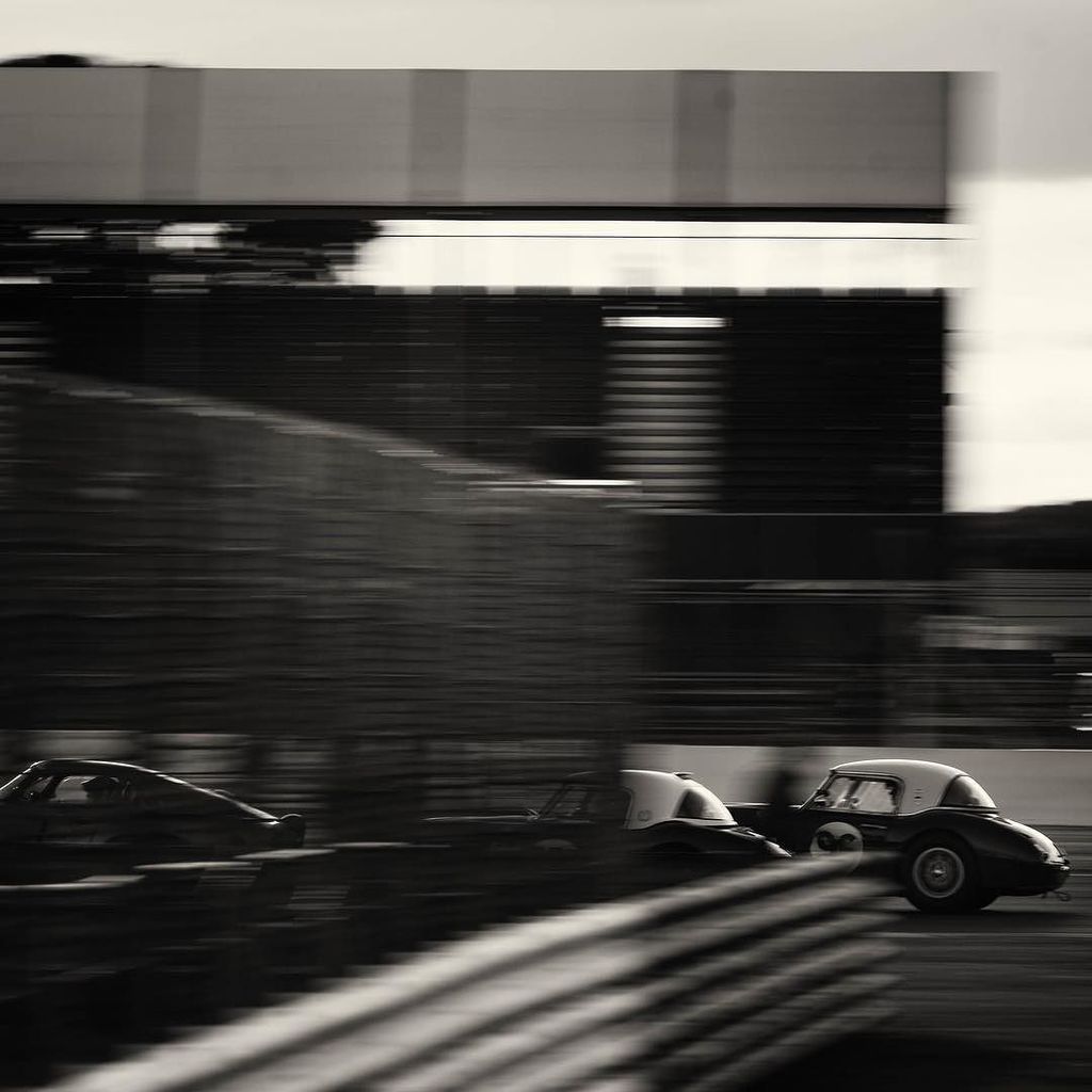 ValveBounce's tweet photo. Swarming #AH3000 #silverstoneclassic https://t.co/YAzfRhxE2N https://t.co/fZipb5XraX