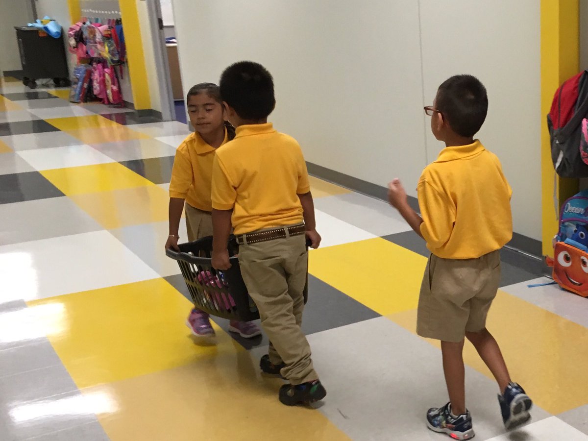 startortoise1's tweet photo. #kacdcourage @mr_justinscott courage is helping all our friends to be hydrated! https://t.co/jv1eJ0tVGu