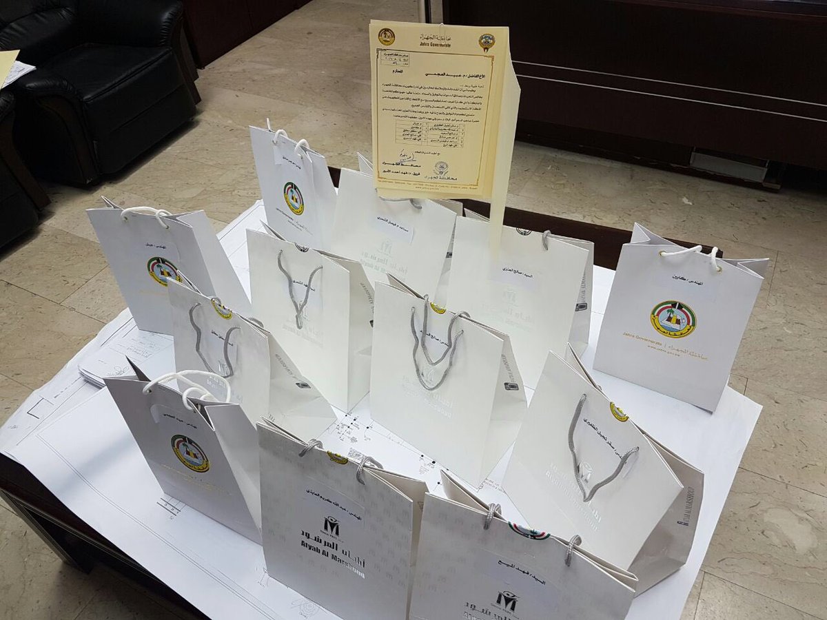 Mosaed_alazmi's tweet image. @KSEweb @Elec_water  @mew @mew_kwt محافظ الجهراء يكرم مهندسيين و فنيين وزارة الكهرباء لسرعة إرجاع الكهرباء