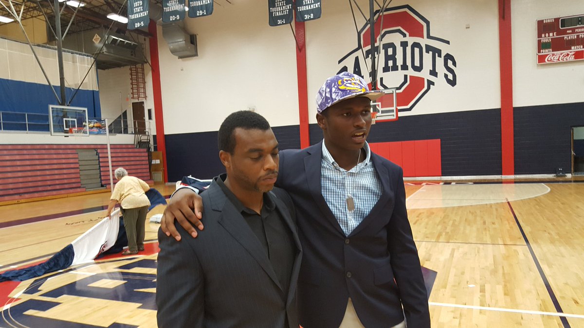 MPS_MidTNPreps's tweet image. @jacobystevens7 w/ Buck Fitzgerald of @NatlPlaymkrsAca announcing LSU- college choice! #MoPattonSports #GeauxTigers