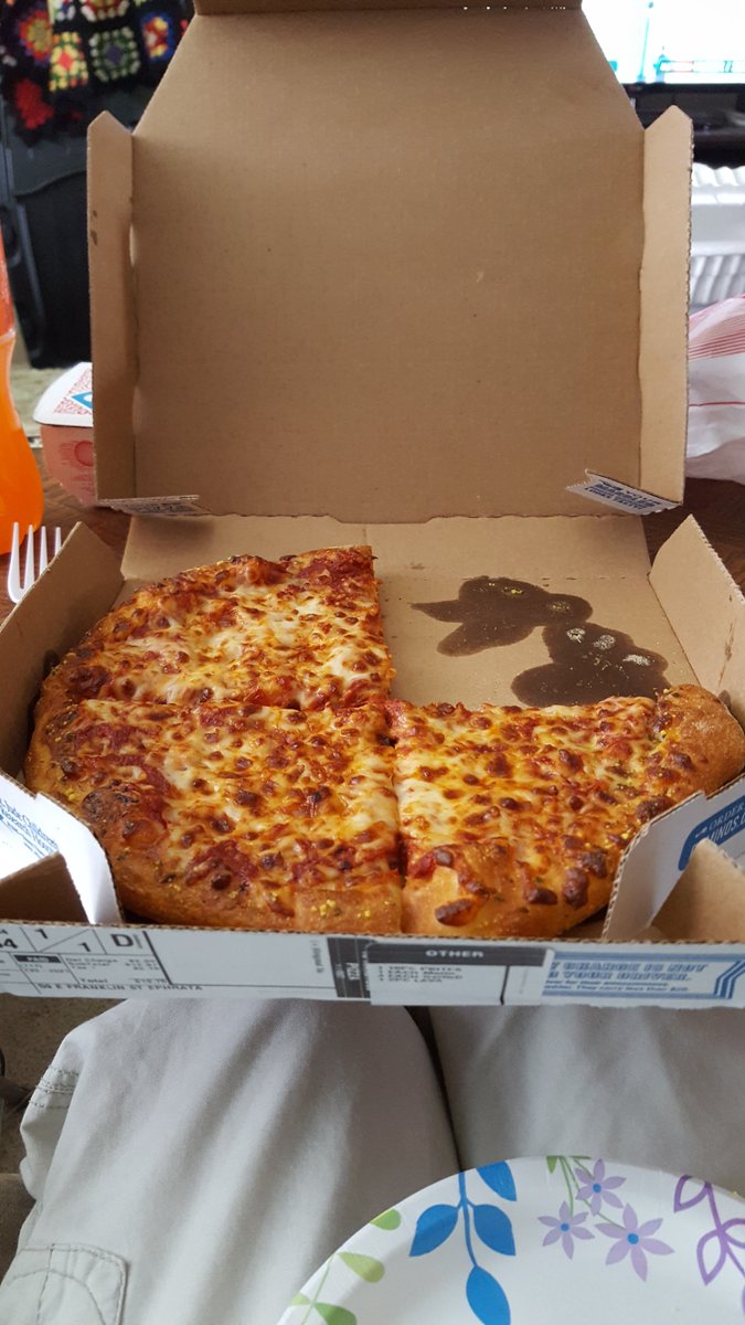 ConfusedMelody's tweet photo. @dominos I tried the square cut and... somehow this wasn't what I expected. https://t.co/RwyYwRSorN