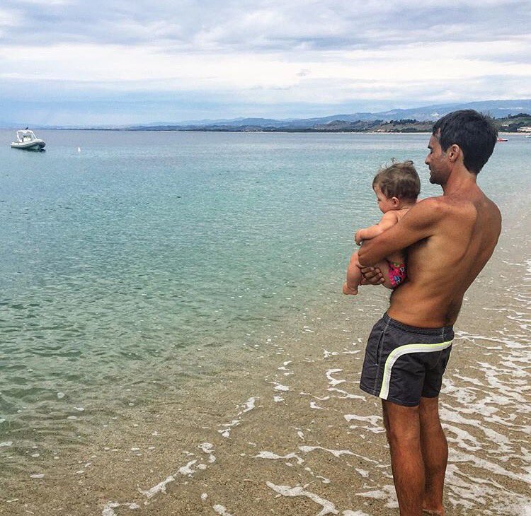 maxio75's tweet photo. Nipotine che pesano più dello zio ne abbiamo per caso? Certo che ne abbiamo! #Praialonga https://t.co/RPAxTrOdtm