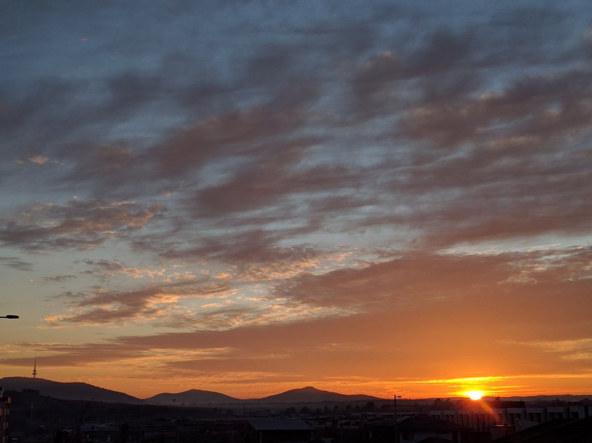 pclpossum's tweet photo. Another beautiful #Canberra #sunrise . No wind and not too cold. https://t.co/6RmnoXOSxZ