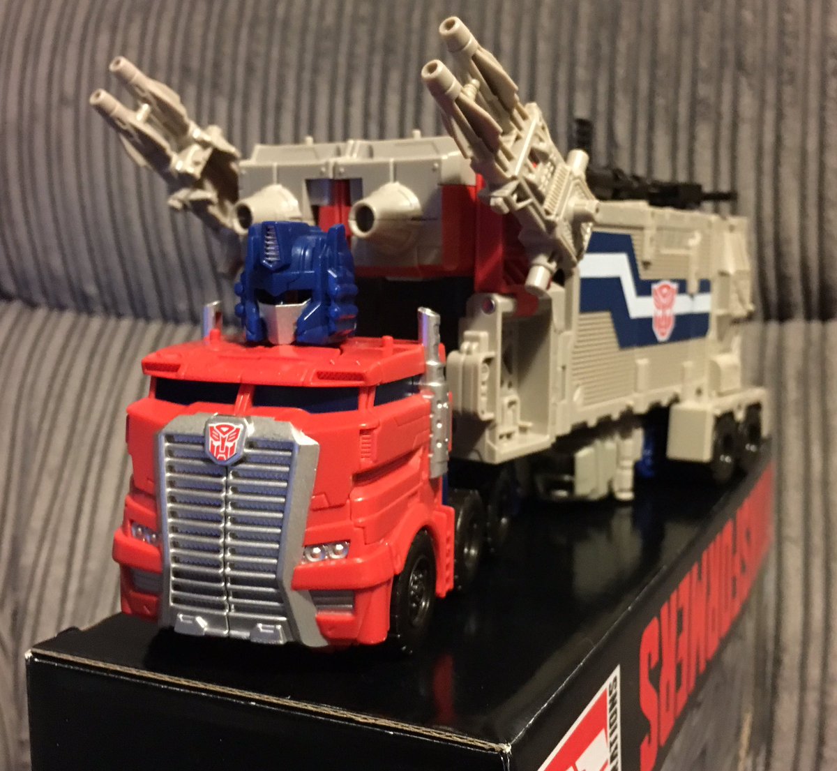 terbot1's tweet photo. Well, screw the instructions. I'm keeping this alt mode. #titansreturn #powermasteroptimusprime #headon https://t.co/p9plNwd5O1