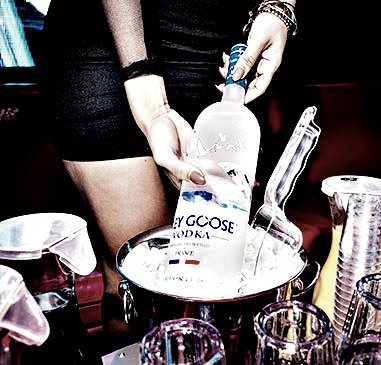 OHDiversion's tweet photo. 4 friends + 1 bottle + 3 mixers + super cute cocktailer + VIP seating = Epic Friday Night #vip #getdiverted https://t.co/esYpLNXisQ