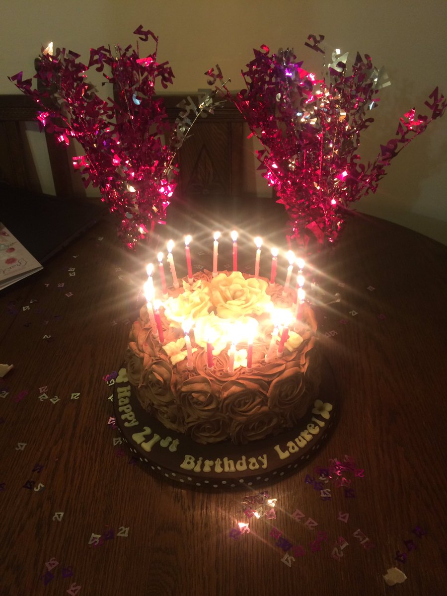 laurel_saward's tweet photo. Amazing birthday with amazing people. Couldn't be more grateful for everyone who celebrated with me 🙏🏻2️⃣1️⃣❤️🎉 https://t.co/LylPKg3ERw