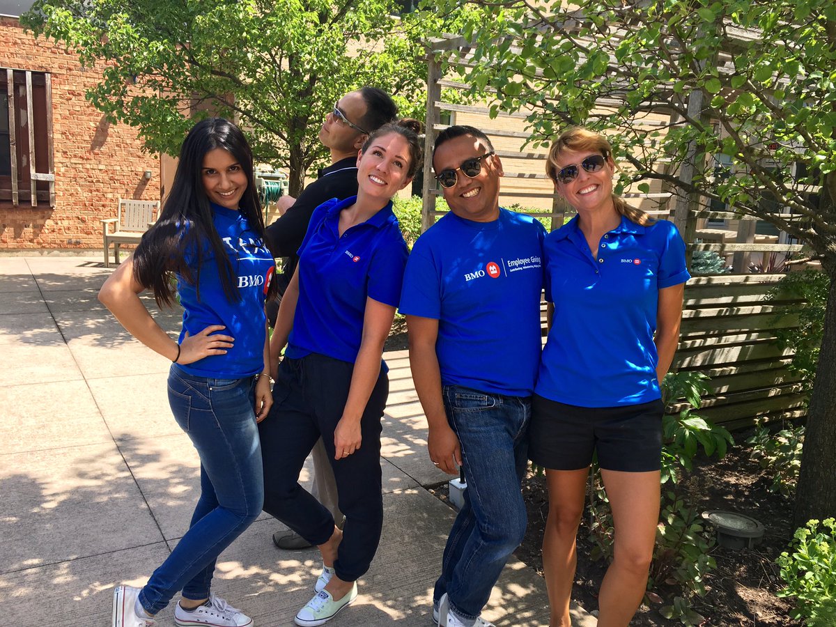 RajiniNagendran's tweet photo. Unionville Home Society Team Nagendran Volunteer Day #BeingGTDN #GivingBack #SoMuchFun https://t.co/kSjBjFZHII