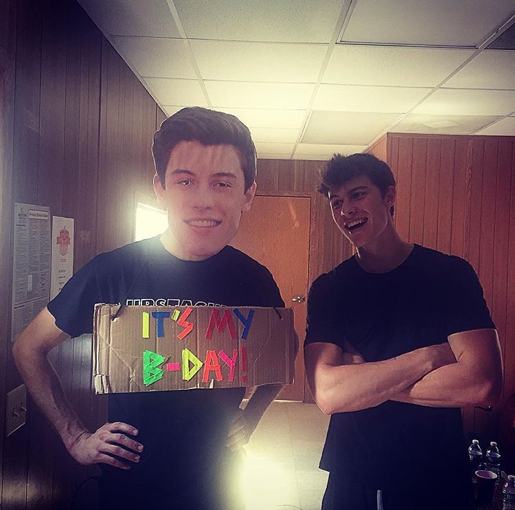 tourbts's tweet photo. ¿Which one is the real Shawn? https://t.co/z2Tf0FFKME