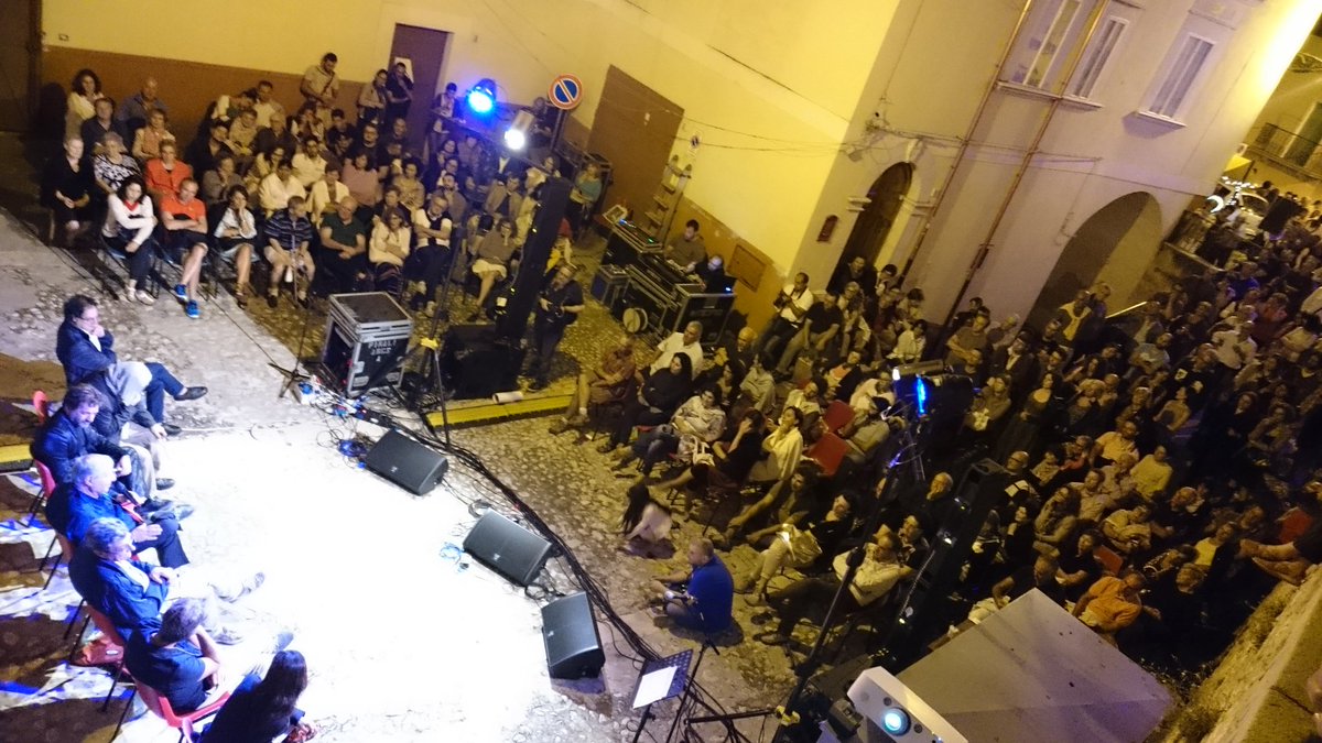 CarpinoFolkFest's tweet photo. Storie di uomini che hanno raccontato storie #animacff
#MatteoSalvatore e #EnzoDelRe https://t.co/67ry8tMEAq