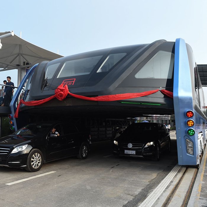 fr_ee_archt's tweet image. First test of the Traffic-straddling bus on Chinese roads. One of many solutions for urban mobility.