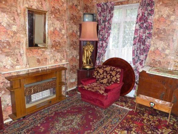 BadRealtyPhotos's tweet photo. Grandpa's greatest fear was always that the government might ban floral decoration.

https://t.co/xlUG9cqfib https://t.co/J6gd9tuHcj