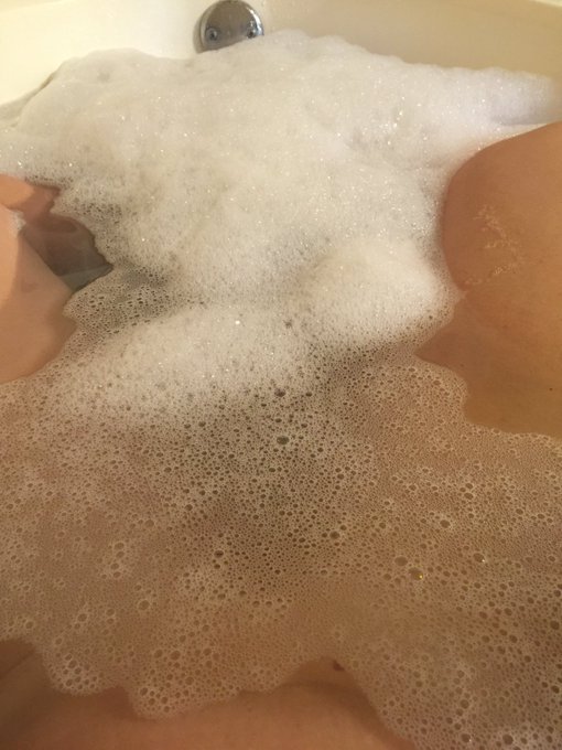 Soaking in the tub! See you on cam in about an hour! @MFCCamgirls @MFCLoungePromo @CamgirlMayhem @CamGirlsWW<a href="/tag/onmfc"class="tags"><span>#onmfc</span></a>