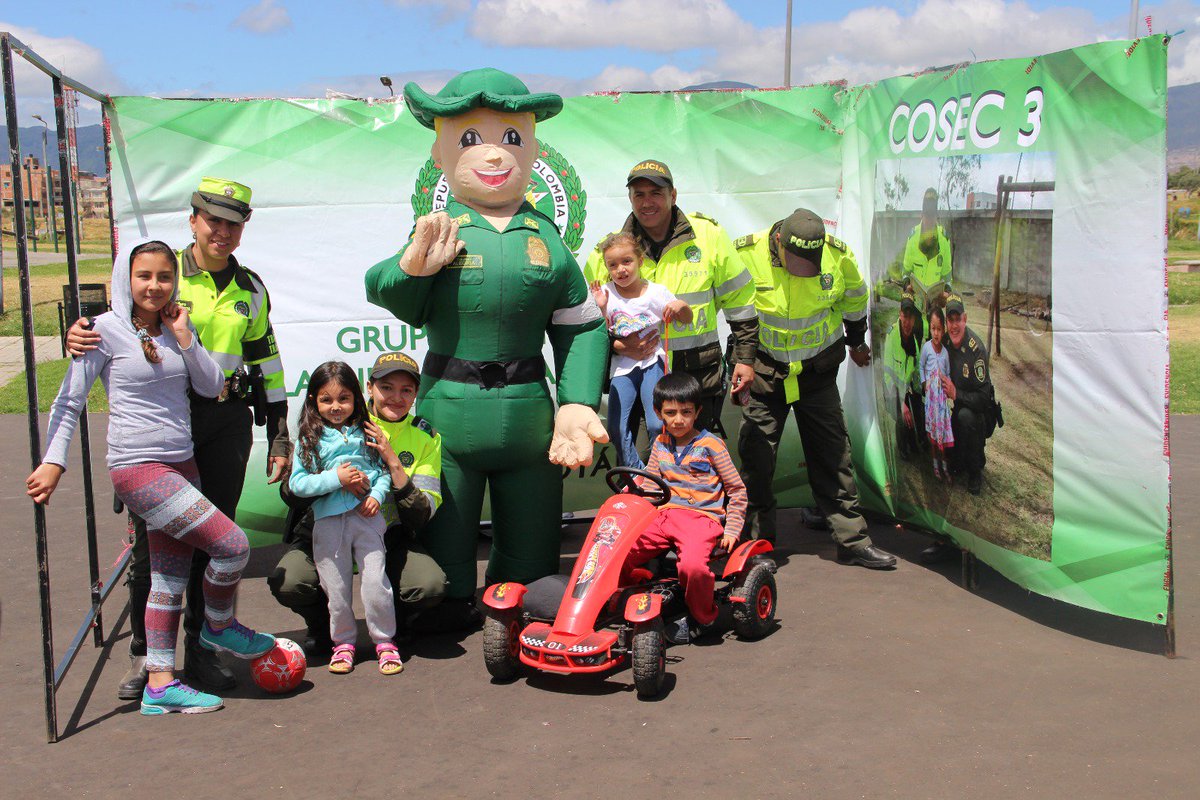 PoliciaBogota's tweet photo. Visitamos el #ParqueTimiza en #Kennedy y jugamos rondas infantiles con padres e hijos. #JuntosPorLosNiños 👍👮 https://t.co/bUqA0X4oxD