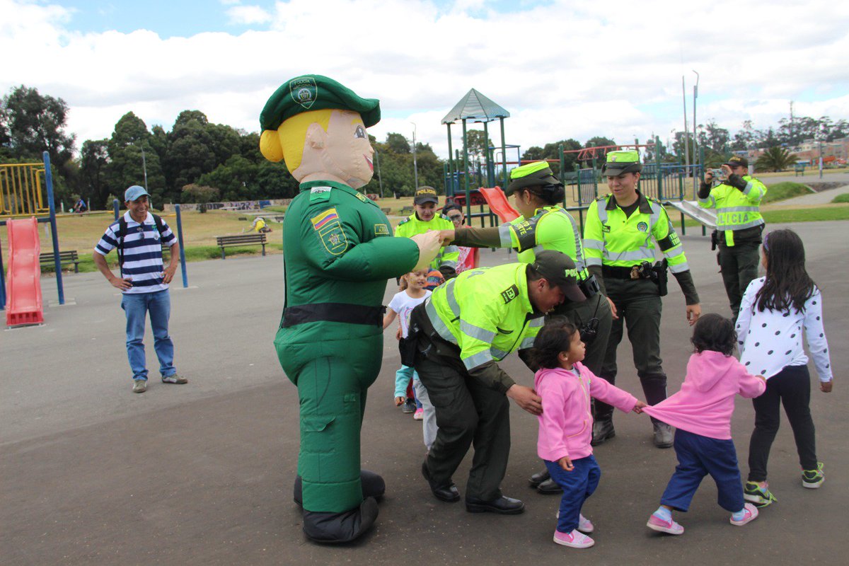 PoliciaBogota's tweet photo. Visitamos el #ParqueTimiza en #Kennedy y jugamos rondas infantiles con padres e hijos. #JuntosPorLosNiños 👍👮 https://t.co/bUqA0X4oxD