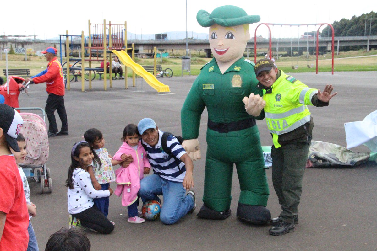 PoliciaBogota's tweet photo. Visitamos el #ParqueTimiza en #Kennedy y jugamos rondas infantiles con padres e hijos. #JuntosPorLosNiños 👍👮 https://t.co/bUqA0X4oxD
