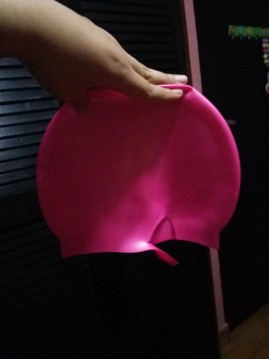GabyPrincess_21's tweet photo. Se rompio la favorita😦😦 #brokencap #swimmingcap #sad #swimmerproblems #swimmingpromblems #myfavourite https://t.co/sZ2bdBfmnI