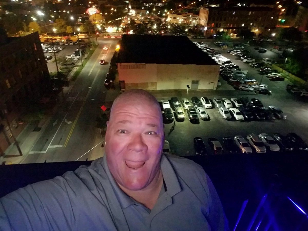 kensey4119's tweet photo. "kenz look! it's my first ever selfie! it's a high quality photo!" 
#WhyKevin 😂 https://t.co/eo0n4EVEbf