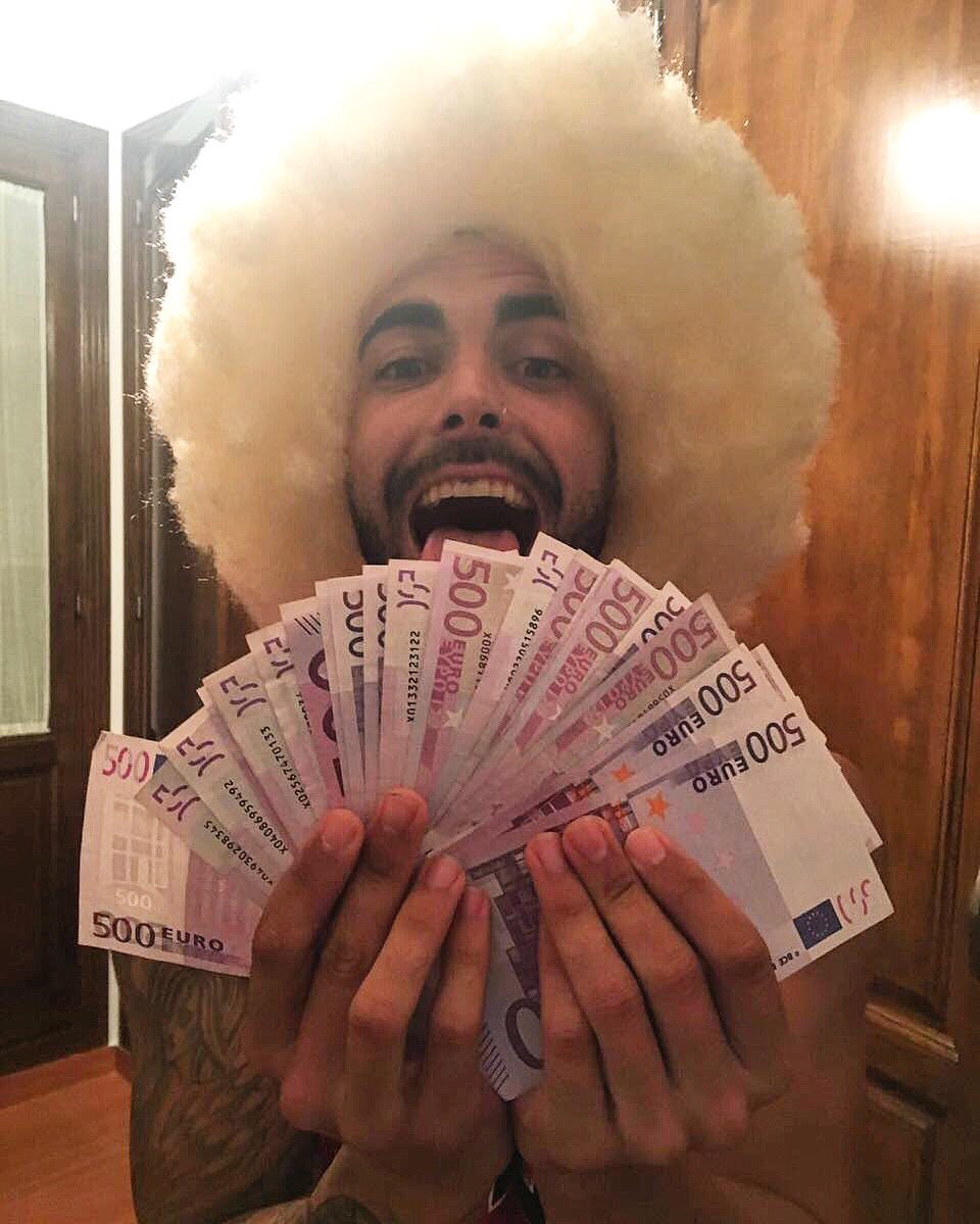 LosMiamis's tweet photo. Tampoco me va mal la cosa en Menorca 😓 💷💷💷💷💷💷💷💷 https://t.co/izR4PKEaRc