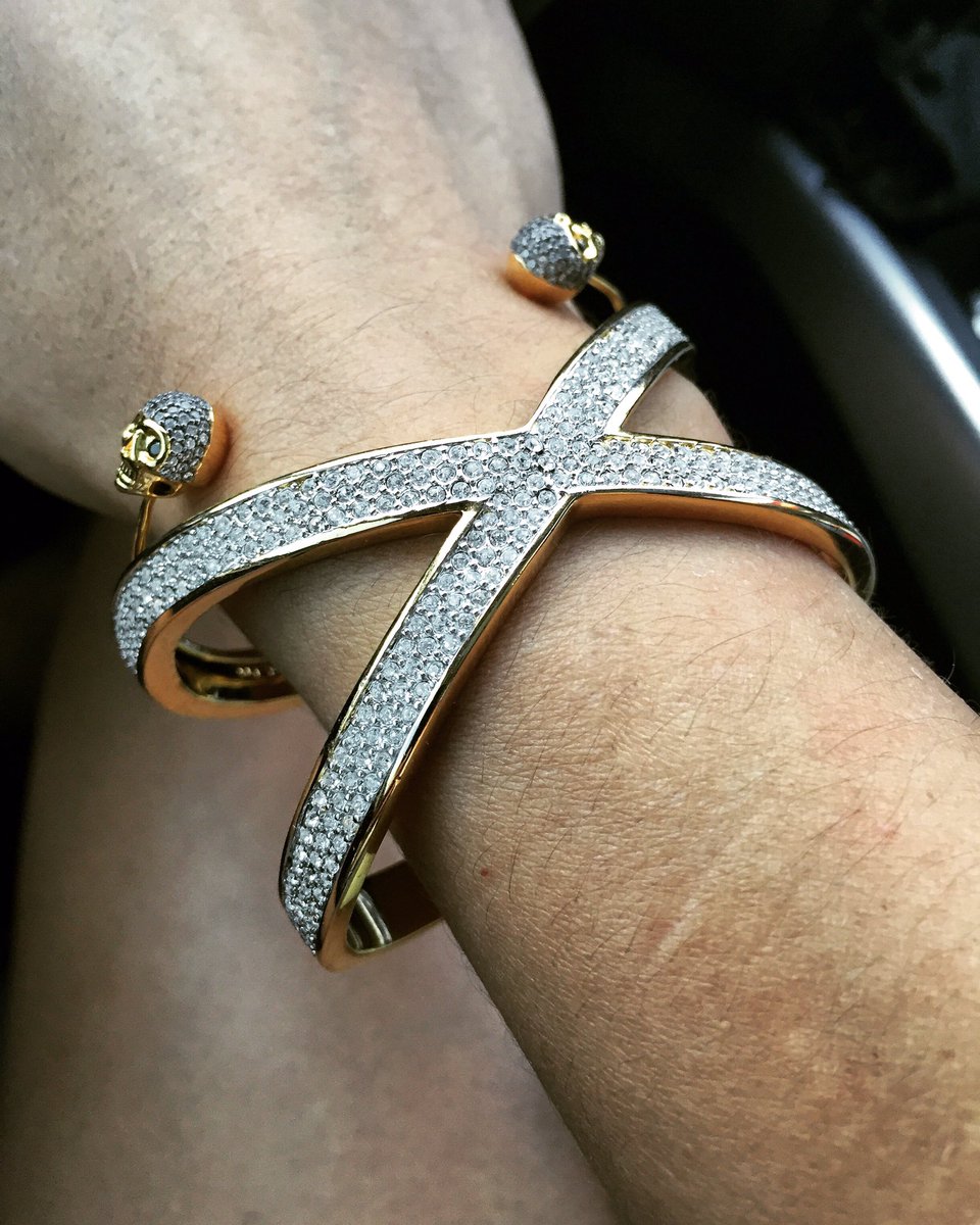 MsGTamayo's tweet photo. Monday needed a little bling &amp; 💀 #noirjewelry #mondays #bracelet #bling #gold #fashionindustry #accessories #skulls https://t.co/HLF0zTf2tD