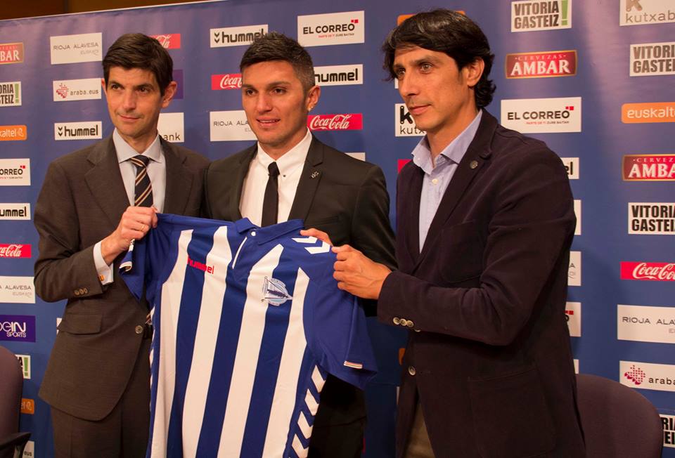 Col_Footballers's tweet photo. Presentación de Daniel Torres en el Alavés: https://t.co/G7cV0dH95G  #CF #DanielTorres #Alaves https://t.co/yoniyExHL8