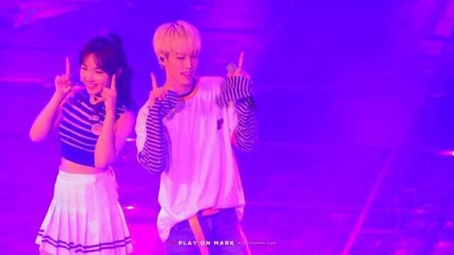 TWICE_INY's tweet photo. 마크 선배 ㅋㅋㅋ 
우아하게~ 
#MARKNAYEON
#NAYEON #MARK
#JYPNATION2016 https://t.co/uKGF6sSwxd