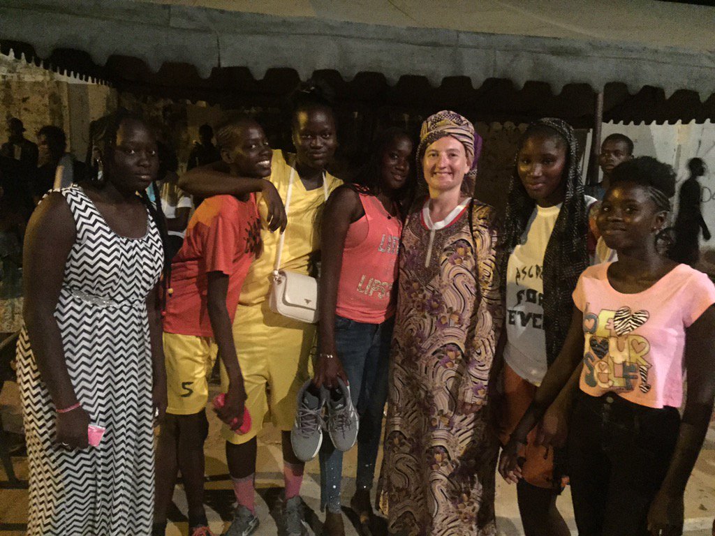 juliacuencacuen's tweet photo. Con mis niñas de Senegal #Recinyourmemory #morriña https://t.co/y287BkFPbp