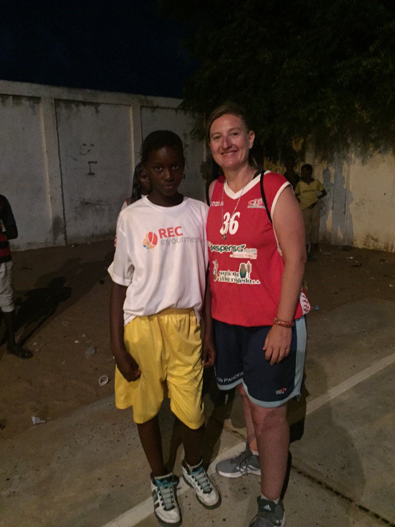 juliacuencacuen's tweet photo. Con mis niñas de Senegal #Recinyourmemory #morriña https://t.co/y287BkFPbp
