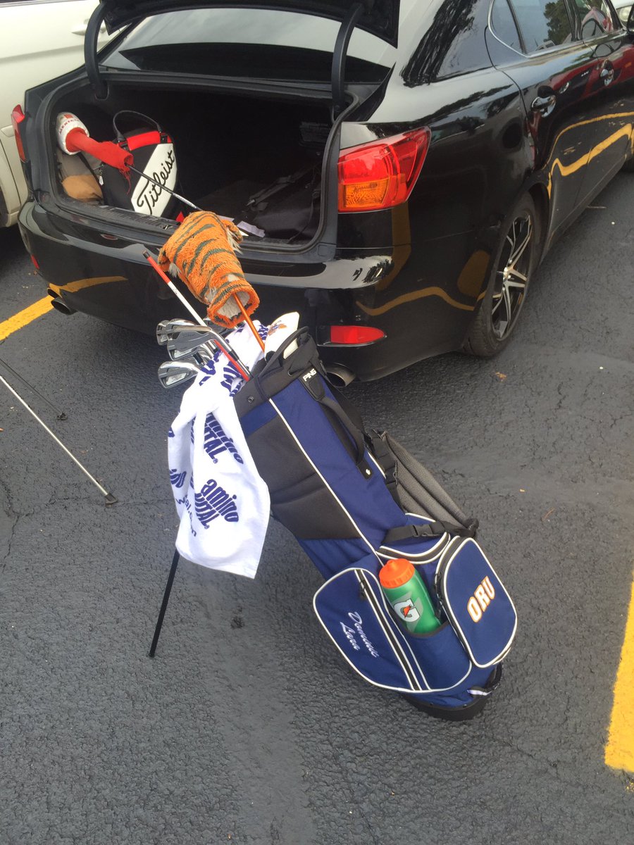 TheRealDominicL's tweet photo. New year new bag.... @aminovitalgolf towel making an appearance. #ORUGolf https://t.co/QbE5k2lLlV