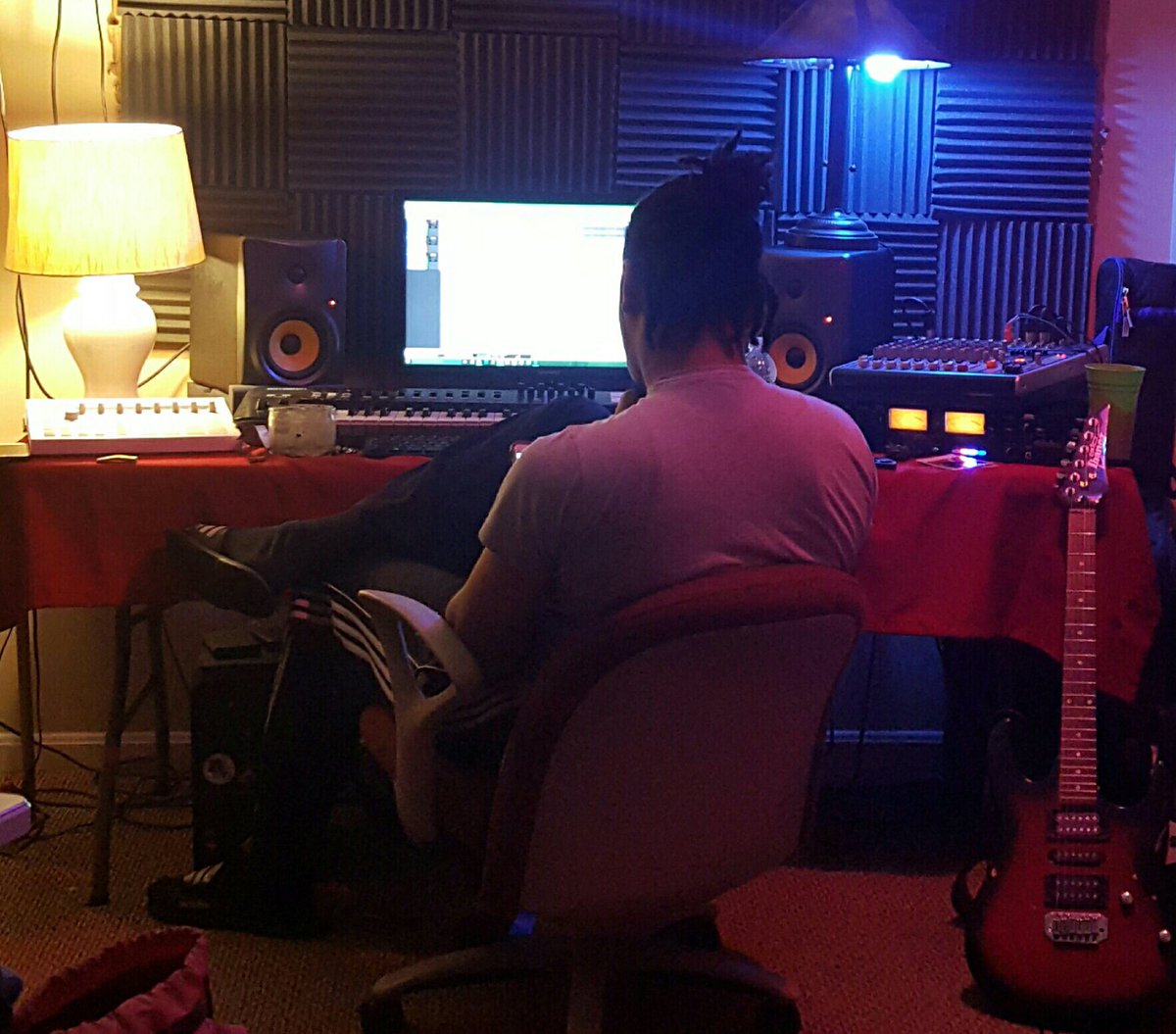 SixtheDJ's tweet photo. Im just trying work, I got these beats, n this studio, so wassup? #201Studio https://t.co/JVOVkpIZEJ