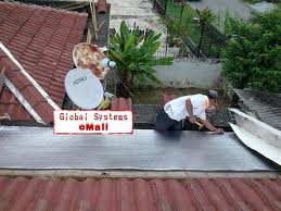 Amar no es mirarse el uno al otro; es mirar juntos en la misma dirección.
相爱不是只关注对方，而是一起看向同一个未来。