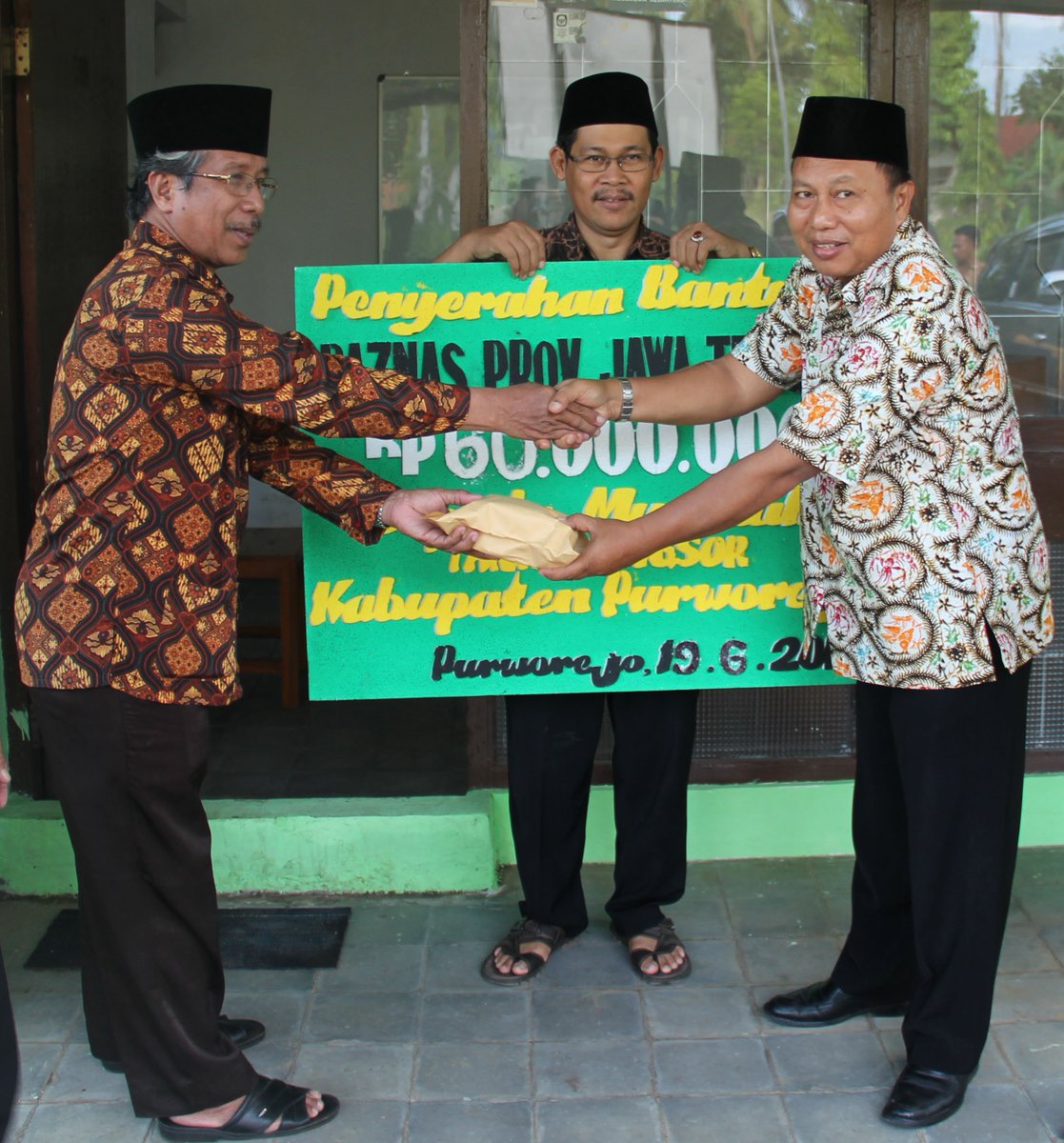 Pentasharufan bantuan bencana tanah longsor di Kab. Purworejo Rp. 60.000.000 <a href="/ganjarpranowo/">Ganjar Pranowo</a> <a href="/rudyapriyantono/">Rudy Apriyantono</a>